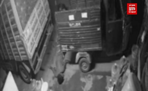 ஒரே அடியில் மயக்கமடைந்த ரமேஷ்...விடாத மர்மநபர்...பதைபதைக்கும் சிசிடிவி காட்சிகள்!