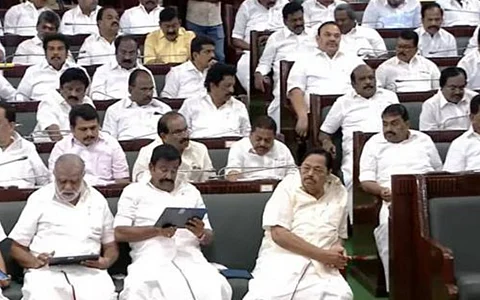 சட்டசபையில் திமுக மூத்த அமைச்சரின் ரசனையும் புறக்கணிப்பும்....!!!