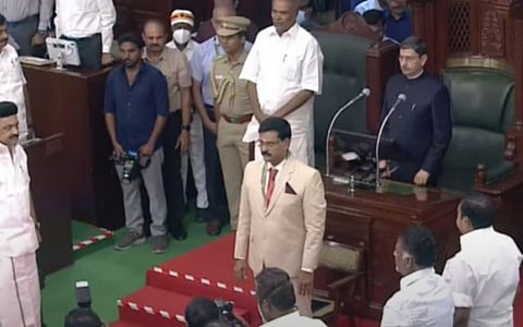 அருகருகே இருக்கை...மீண்டும் இணைவார்களா இபிஎஸ்- ஓபிஎஸ்!!!