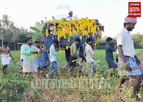 விளைநிலங்களில் பிரேதத்தை எடுத்துச் செல்லும் கிராம மக்கள் படும் அவதி...