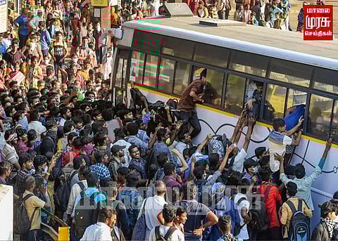 பேருந்து பற்றாக்குறை காரணமாக பல மணி நேரம் சொந்த ஊருக்கு பயணித்த மக்கள்...