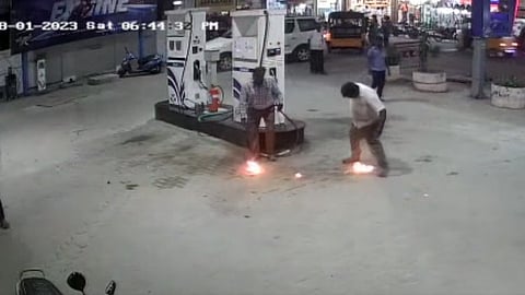 பெட்ரோல் பங்க் மீது மண்ணெண்ணெய் பாட்டில் வீச்சு..!