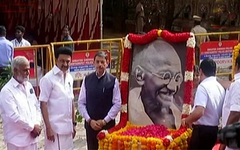 காந்தியின் உருவப்படத்திற்கு ஆளுநர், முதலமைச்சர் மரியாதை...!