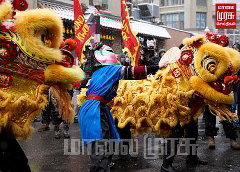 சிங்க தலை முகமூடி அணிந்து புத்தாண்டை வரவேற்ற சீனர்கள்...