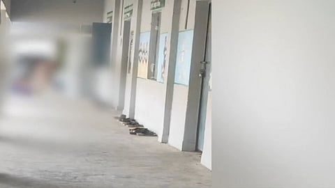 வகுப்பறையை சுத்தம் செய்யும் மாணவா்கள்; வீடியோ வைரல்