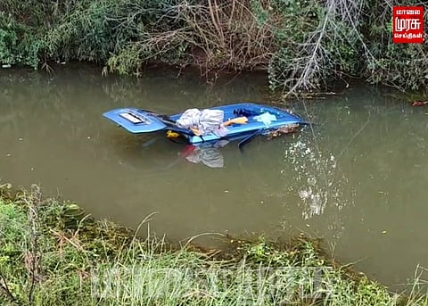 சாலையோர பள்ளத்தில் கார் கவிழ்ந்து விபத்து...