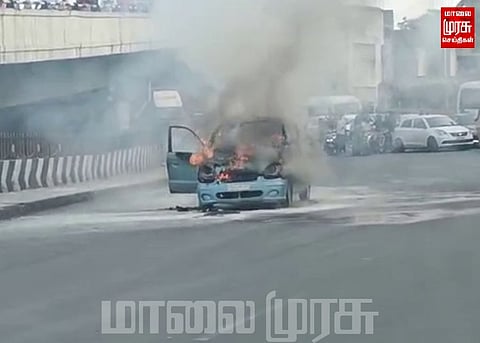 திடீரென தீப்பற்றி எரிந்த காரால் பிரதான சாலையில் பரபரப்பு...
