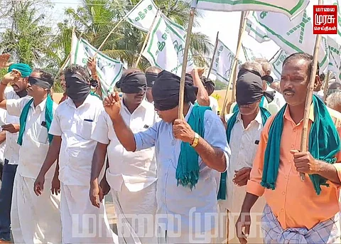 கண்களில் கருப்பு துணி கட்டி நூதன போராட்டத்தில் ஈடுபட்ட விவசாயிகள்...