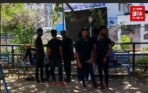 இருந்தாலும் இவனுங்க அலப்பறை தாங்க முடியலப்பா!!!!!!ஜோடி இல்லாத ஆண்கள் முரட்டு சிங்கிள் என கருப்பு உடை அணிந்து பூங்காவில் வளம்.......