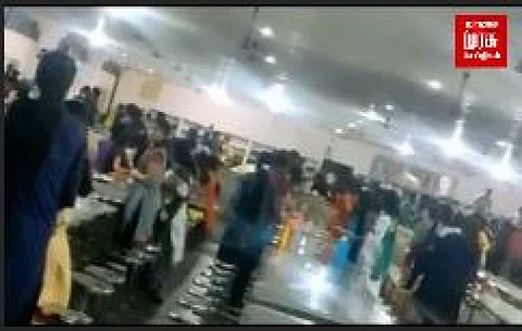 கல்லூரி மாணவர்கள் - வட மாநிலத் தொழிலாளர்கள் இடையே மோதல் - சமூக வலைதளங்களில் வீடியோ வைரல்