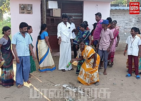 பீர் பாட்டில்களை உடைத்து முற்றுகை செய்த பெண்கள்...