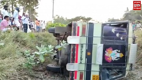 தனியார் பள்ளி வேன் டயர் வெடித்து வயலில் கவிழ்ந்து விபத்து