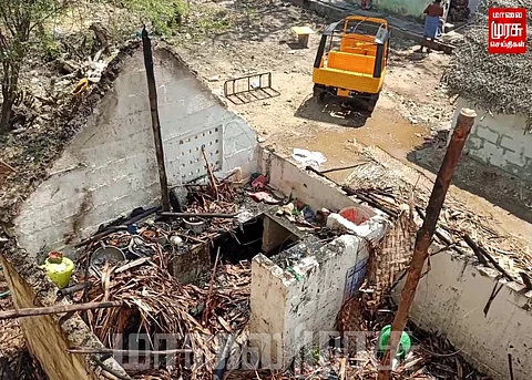 அடுத்தடுத்து தீப்பிடித்து எரிந்த குடிசைகள்...