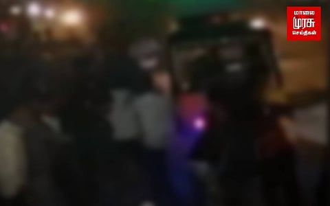 இரு பிரிவுகளாக பிரிந்து சண்டையிட்டு கொண்ட மாணவர்கள்...இணையத்தில் வைரலாகும் வீடியோ!