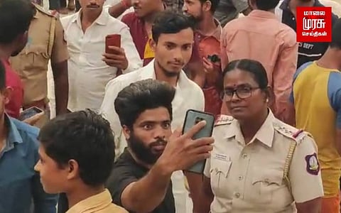 விழிப்புணர்வுக் கூட்டத்தில் காவல்துறை அதிகாரிகளுடன் செல்ஃபி எடுத்து மகிழ்ந்த North Indians...!