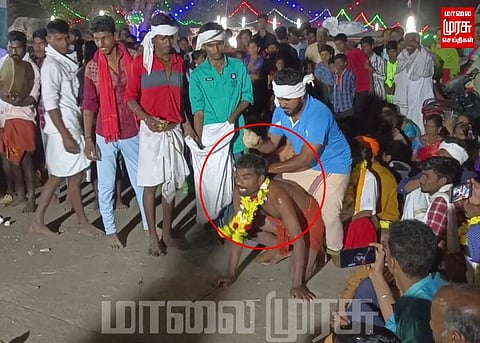 தலையில் தேங்காய் உடைத்து நேர்த்திக்கடன் செலுத்திய பக்தர்கள்...