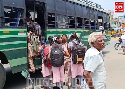 கொளுத்தும் வெயிலில் பள்ளிக்கு நடந்து செல்லும் மாணவர்கள்...