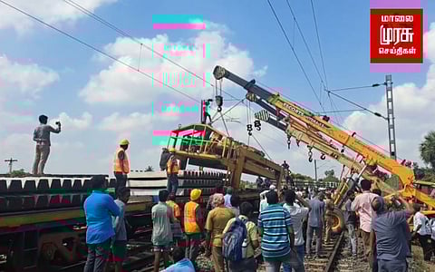 தண்டவாளம் அமைக்கும் இயந்திரம் கவிழ்ந்து...! சென்னையில் இரயில் சேவை பாதிப்பு...!!