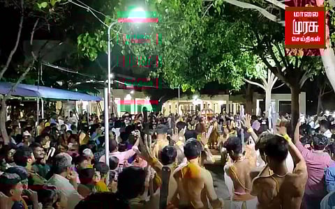 பங்குனி திருவிழா கோலாகலம்...பக்தர்கள் புனித நீராடி கரகம் ஏந்தி ஊர்வலம்...!