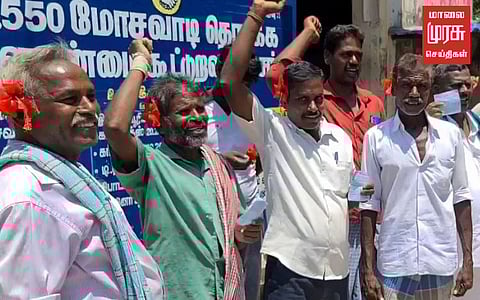 காதில் பூ வைத்து விவசாயிகள் நூதனப் போராட்டம்...! காரணம் என்ன...?