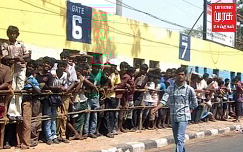 சென்னை சேப்பாக்கம்... டிக்கெட்டுக்காக குவியும் ரசிகர்கள்!!