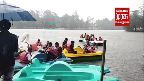 கோடை மழையிலும் படகு சவாரி..! கொடைக்கானலில் சுற்றுலா பயணிகள்..!