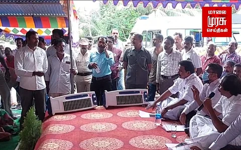 அமைச்சரிடம் கேள்வி எழுப்பிய இளைஞர்...கூட்டத்திலிருந்து உடனடியாக வெளியேற்றப்பட்டதால் பரபரப்பு...!