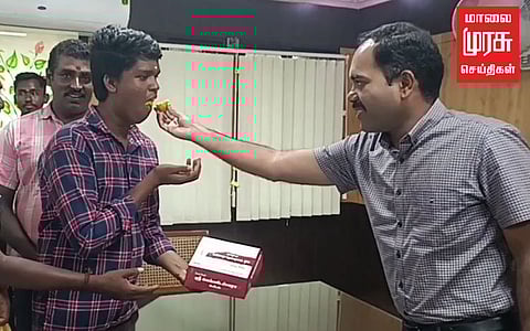 12வகுப்பு தேர்ச்சி பெற்ற நரிக்குறவர் சமூக மாணவர்..! மாவட்ட ஆட்சியர் பாராட்டு...!!