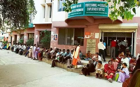 அரசு வேலைக்காக காத்திருப்போர் பட்டியலை வெளியிட்ட தமிழ்நாடு அரசு...!