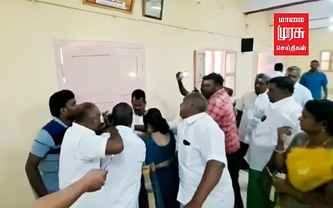 நகராட்சி தலைவியை வெளியே விடாமல் கதவை பூட்டிய கவுன்சிலர்கள்.....!