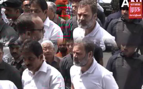 மணிப்பூர் சென்ற ராகுல்காந்தி...வழியிலேயே நிறுத்திய போலீசார்...போராட்டத்தில் கிராமத்தினர்!