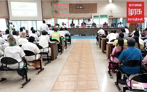 விவசாயிகள் குறை தீர்க்கும் கூட்டத்தில் , செல்போனில் மூழ்கிய அதிகாரிகள்!