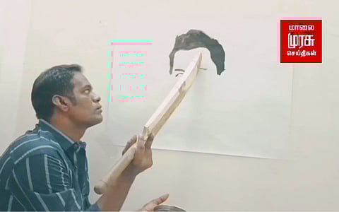 "தூரிகையாக மாறிய கிரிக்கெட் பேட்" - தோனியை வரைந்து ஓவியர் அசத்தல்!