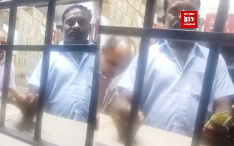 மதுக்கடையில் 10ரூ தர மறுத்த மது பிரியர்... 5 ரூபாயாவது கொடுங்க என அப்பாவியாக கேட்ட ஊழியர்!