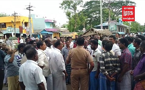 கடைகளுக்கு சீல் வைக்க முயன்ற காவல் துறை... பொதுமக்கள் சாலை மறியல்!!