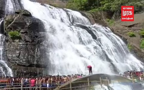 குளு குளு சாரல்... குற்றாலத்தில் குவிந்த சுற்றுலா பயணிகள்!