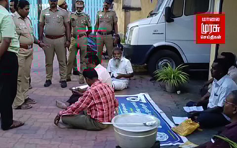 மாவட்ட முதன்மை கல்வி அலுவலகத்தில் சமையல் செய்து போராட்டம்!
