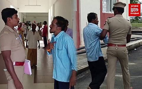 என் நெஞ்சுல சுடு... நீதிமன்ற காவலர்களிடம் ரகளையில் ஈடுபட்ட ஆசாமி!!