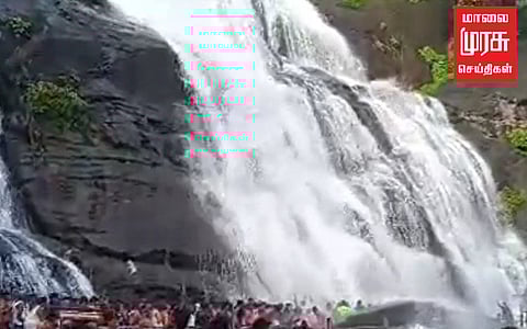 குற்றாலம் மெயின் அருவியில் விதிக்கப்பட்ட தடை நீக்கம்...!ஆனந்தத்தில் சுற்றுலா பயணிகள்!