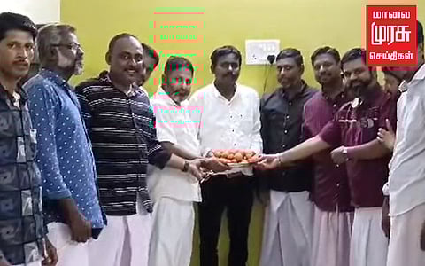 மணமகனுக்கு பரிசாக வழங்கப்பட்ட தக்காளி...இணையத்தில் வைரல்!