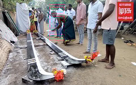 கருப்பசாமிக்கு 18.5 அடி உயரம் கொண்ட அரிவாள்கள்... பிரமிக்க வைத்த பக்தர்கள்!!