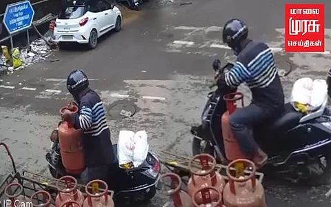 சமையல் சிலிண்டரை திருடிச்செல்லும் மர்ம நபர்...சிசிடிவி வெளியாகி வைரல்!