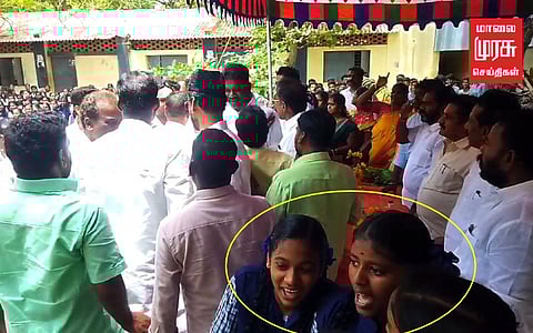 அடிதடியை நிறுத்த சாதுர்யமாக ’தேசியகீதம்’ பாடிய மாணவிகள்....! மதிக்காமல் சண்டையிட்ட அரசியல் கட்சி நிர்வாகிகள்.