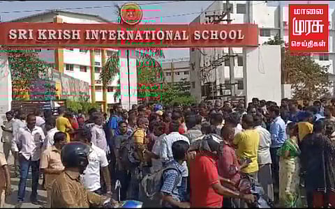 தனியார் பள்ளியில் மேற்கூரை பெயர்ந்து விழுந்து விபத்து...பெற்றோர் முற்றுகை!!