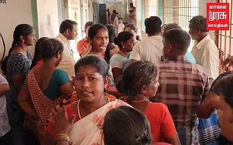 மாணவனை பிரம்பால் அடித்த தற்காலிக ஆசிரியர்...செருப்பால் அடித்து கடுமையாக தாக்கிய உறவினர்கள்...!