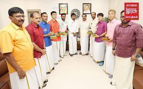 பாரம்பரிய உடையில் ஹாக்கி அணி கேப்டன்கள்!