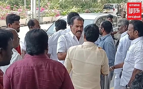 ஓ.பி.எஸ். ஆதரவாளர்களிடையே தள்ளுமுள்ளு...!விமான நிலையத்தில் பரபரப்பு!!
