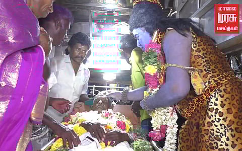 உயிருடன் முதியவரை பாடையில் ஏற்றி ஒரு வினோத திருவிழா!!