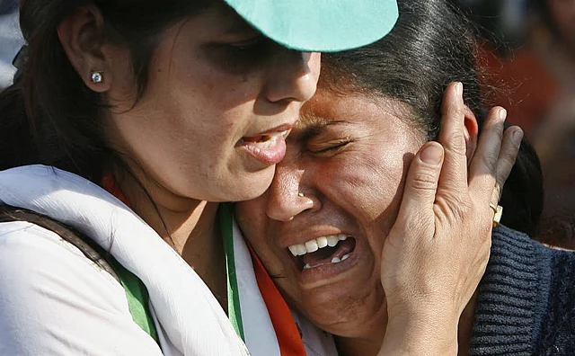 अपने रिश्तेदार को खोने के बाद रोती महिला