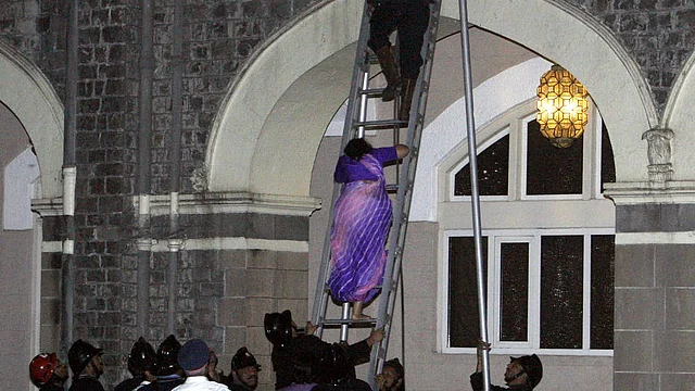 ताज महल होटल से महिला को बाहर निकालते एनएसजी के कमांडो
